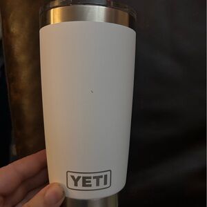 YETI Rambler Tumbler 20oz Stainless White w/ MagSlider Lid